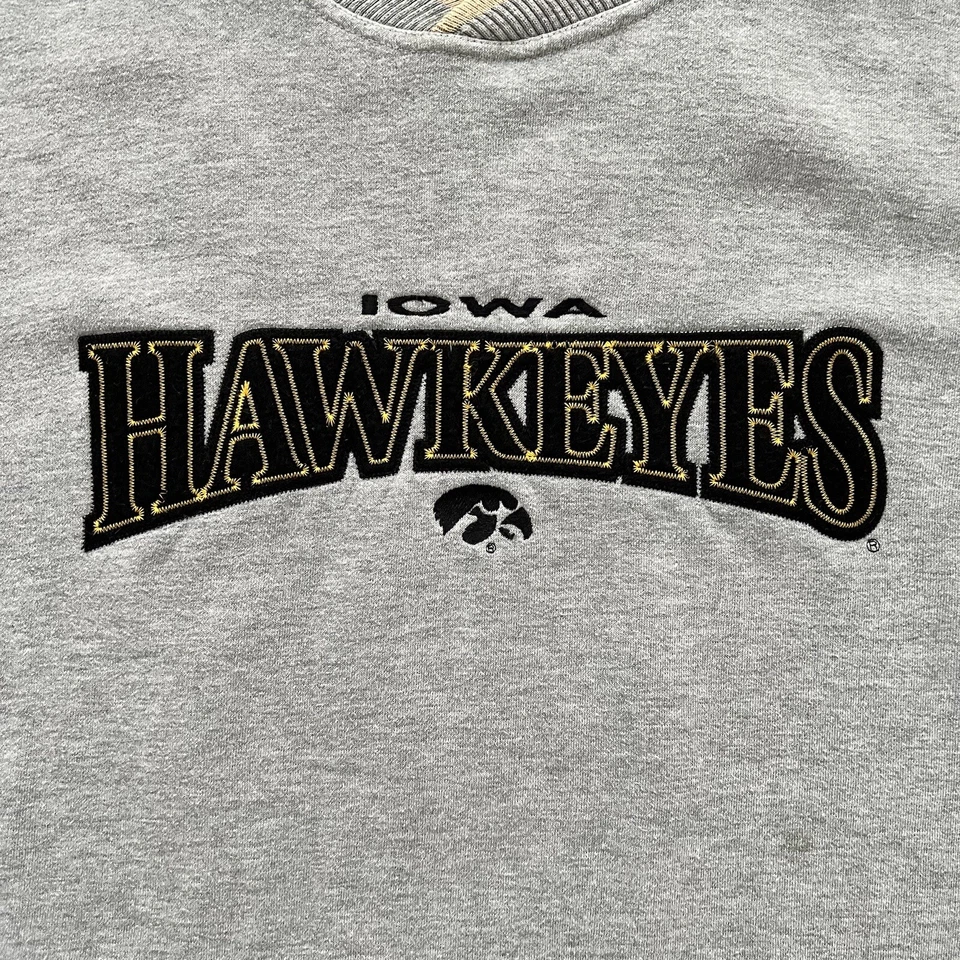 Sudadera De Colección Iowa Hawkeyes Bordada GRANDE Deletrear Colegio Cuello Redondo 2XL Foto 2 de 4