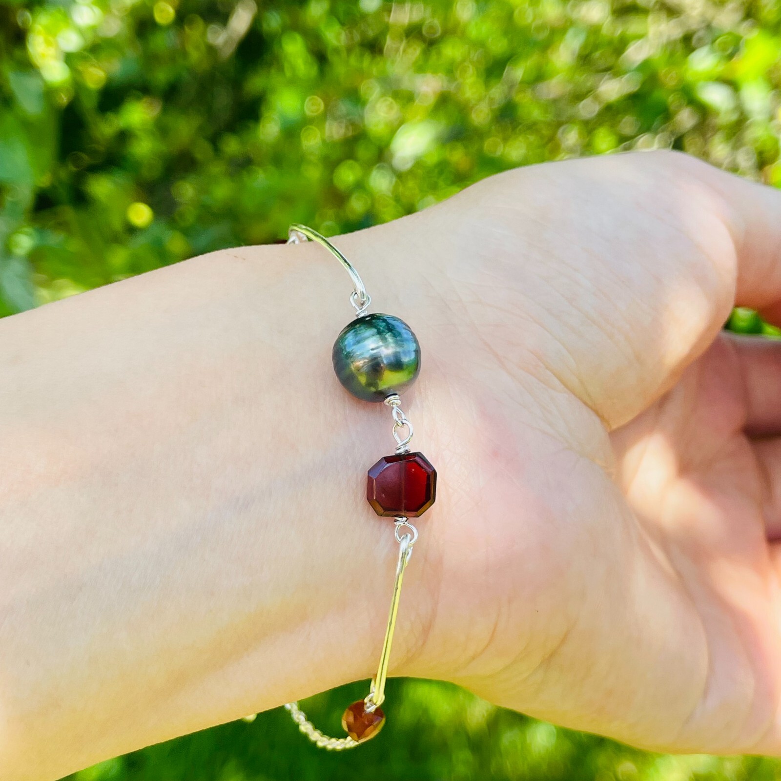Bracelet argent et perle noire de Tahiti véritable avec grenat précieux pour femme