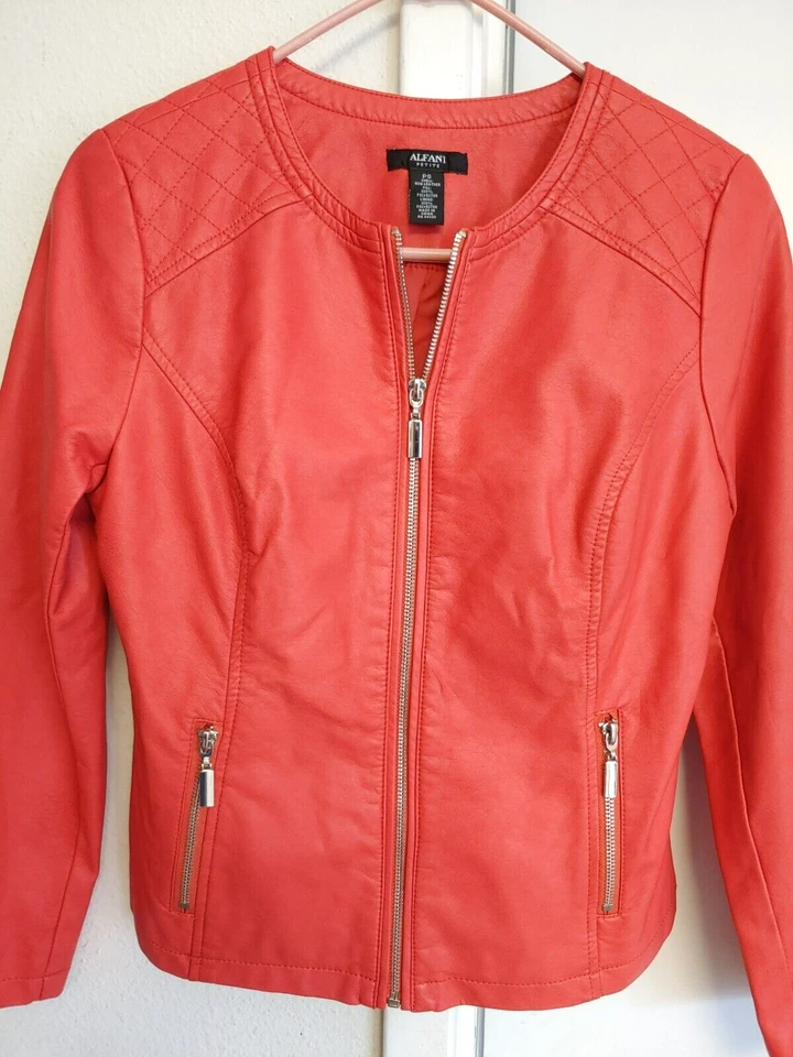 Chaqueta de cuero sintético Alfani para mujer talla PS coral moto Foto 4 de 4