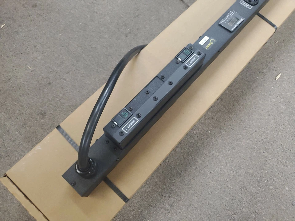 GEIST POWER STRIP XPBC240-103D20TL5 HV14060035 24A 125VAC 50/60HZ 66" 24 OUTLET - Image 2 of 4