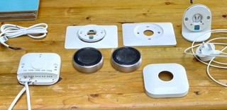 Nest Thermostat 3rd Gen. 2 thermostats 2 Trim Plates 1 heat link 1 stand