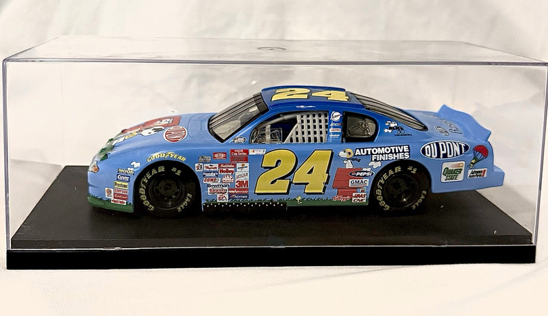 Jeff Gordon #24 DuPont Joe Cool Peanuts Celebration 1:24 NASCAR Diecast w/ Case