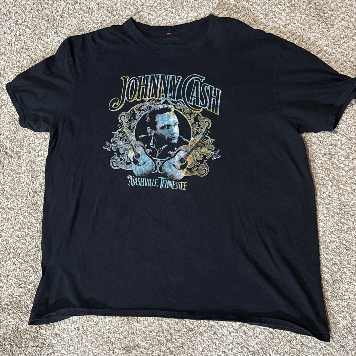 T-shirt graphique Johnny Cash avec chapeau de cowboy, col ras du cou T-shirt graphique Johnny Cash avec chapeau de cowboy, col ras du cou