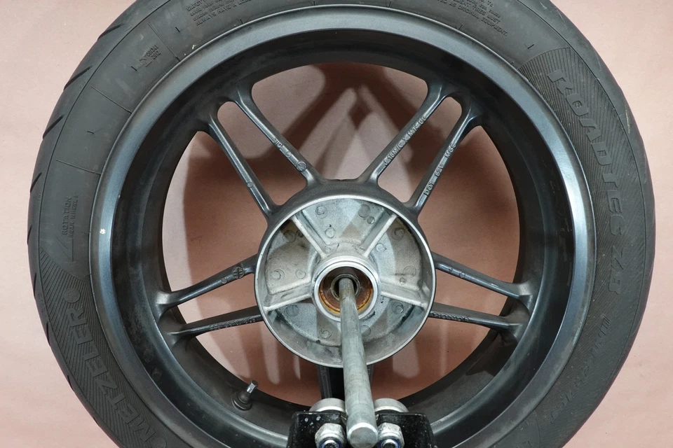 Llanta trasera Honda CB1100 2013-2016 Metzeler 140/70 ZR18 Foto 2 de 4