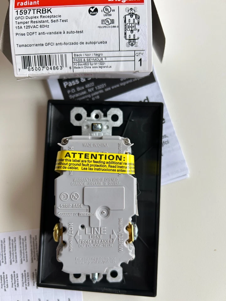 Receptáculo GFCI dúplex autoprueba 15A resistente a manipulaciones radiant® 1597TRBK Foto 3 de 4