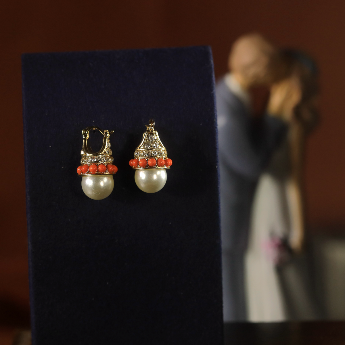 Boucles D'oreilles Dormeuses Doré Antique Avec Fausse Perle Blanche Et CZ - Modèle ET9, Fabrication Récente