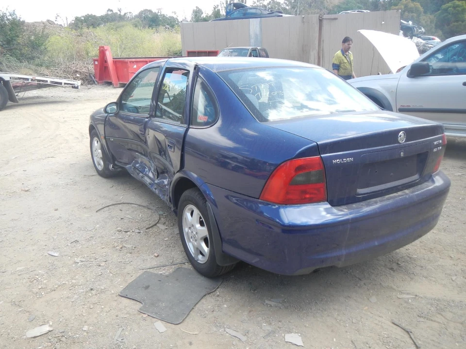 HOLDEN VECTRA LEFT HEADLAMP JS -VALEO BRAND-GREY BACKING TYPE  08/1999-12/2002 - image 4 of 4