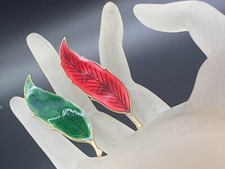 VINTAGE GOLD TONE FALL RED GREEN LEAF ENAMEL BROOCH PIN PAIR
