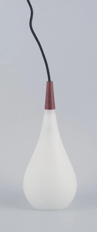 Par de colgantes Louis Poulsen en cristal opalino y madera preciosa. Años 60 Foto 4 de 4