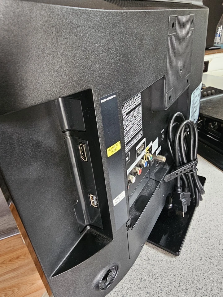 Samsung UN19F4000BF - 19-Inch 720p LED TV (2013 Model) -great condition - Image 4 of 4