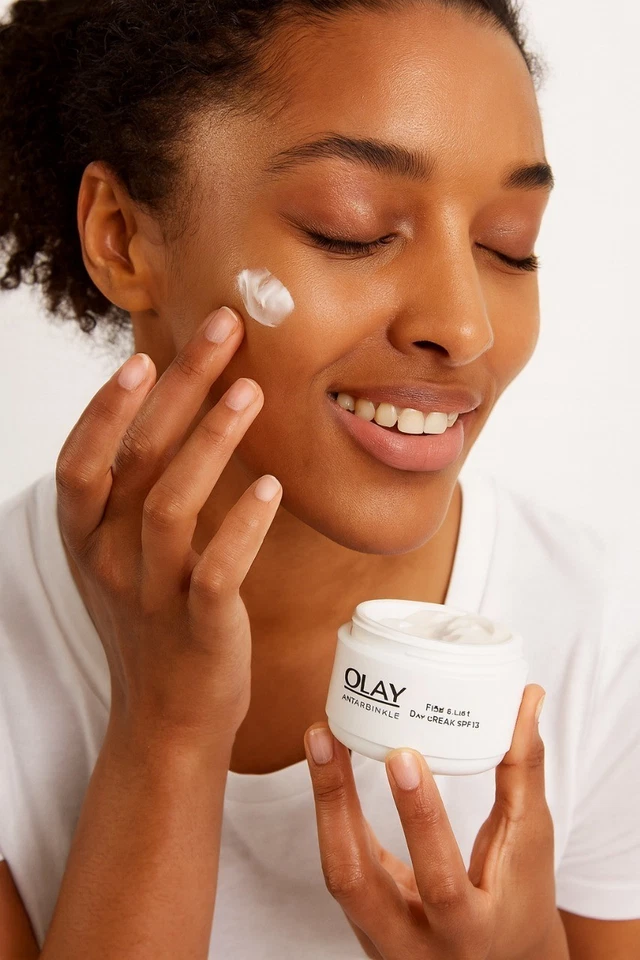 Olay Anti-Wrinkle Firm & Lift SPF 15 Day Cream, Anti-ageing Moisturiser, 50ml - Image 3 of 4