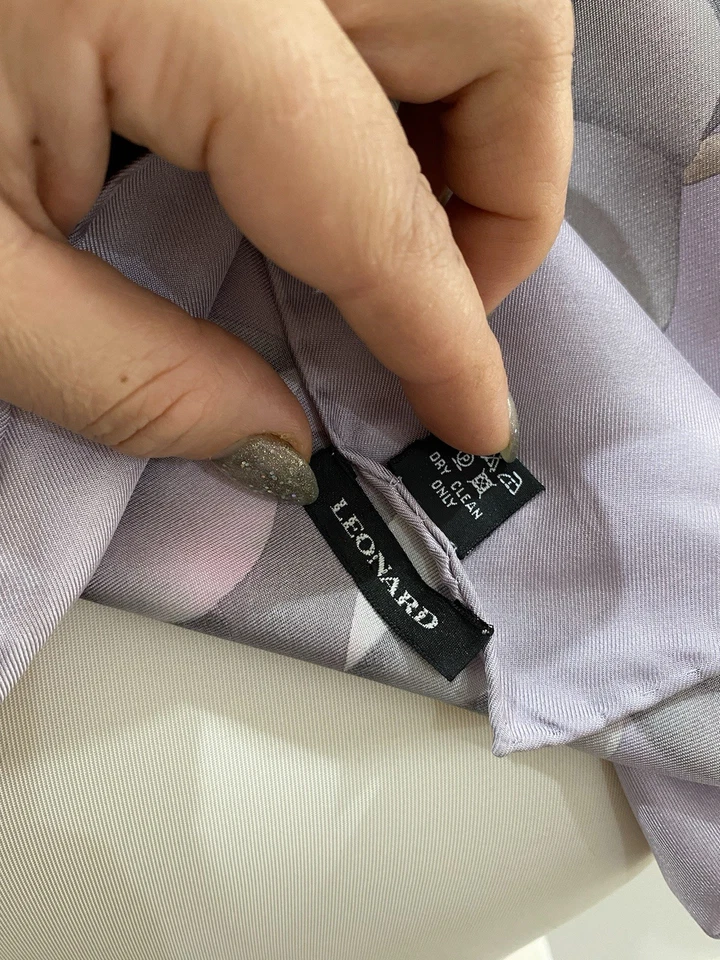 S43# Bufanda de seda floral gris Leonard tiene agujero de alfiler y mancha Foto 4 de 4