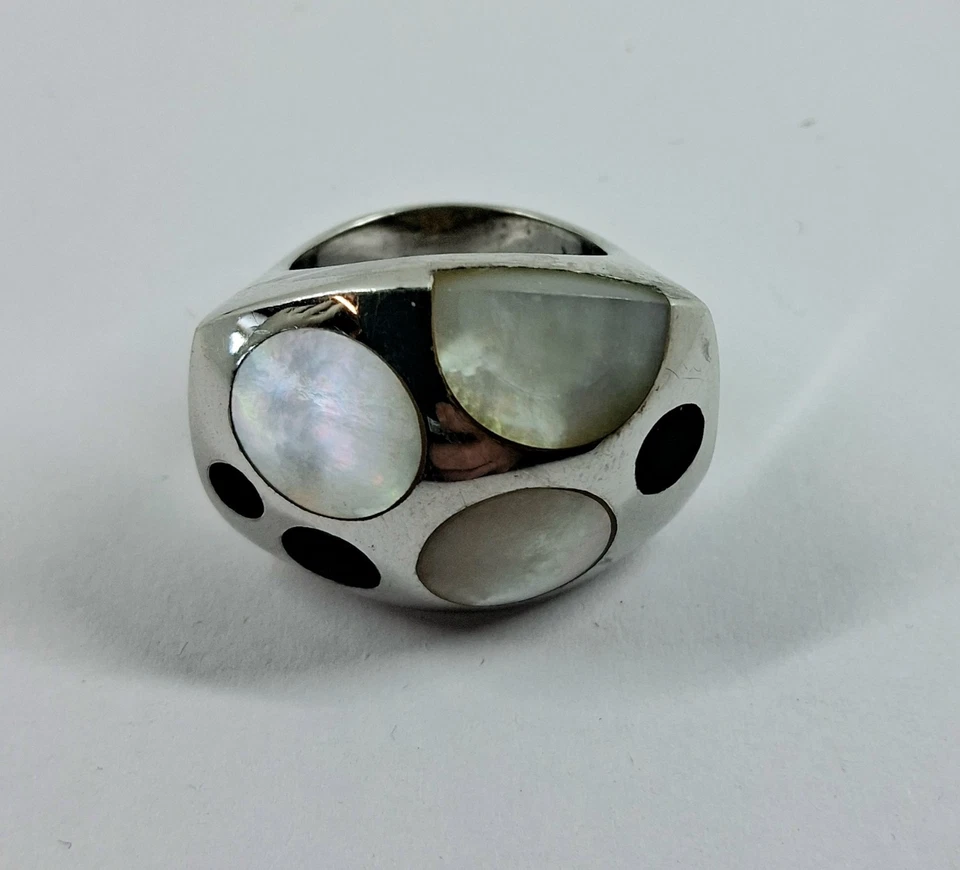 Anello in argento 925 rodiato lucido con madreperla bianca e onice nero lucido - Immagine 3 di 4