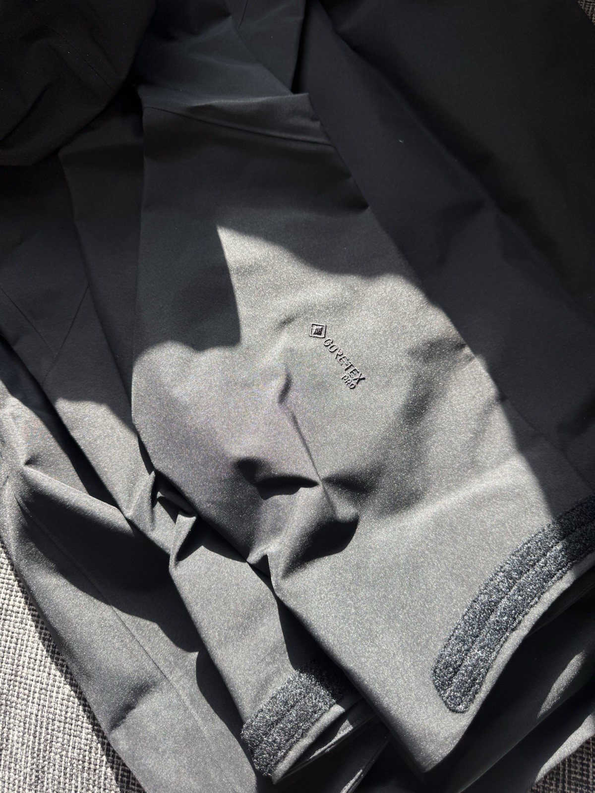 Arcteryx Alpha SV Goretex Pro Jacket 24k Gold Black Mens Large Brand New thumbnail 5