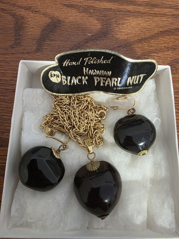 Gorgeous Antique Hawaiian Black Pearl Nut Jewelry Suite