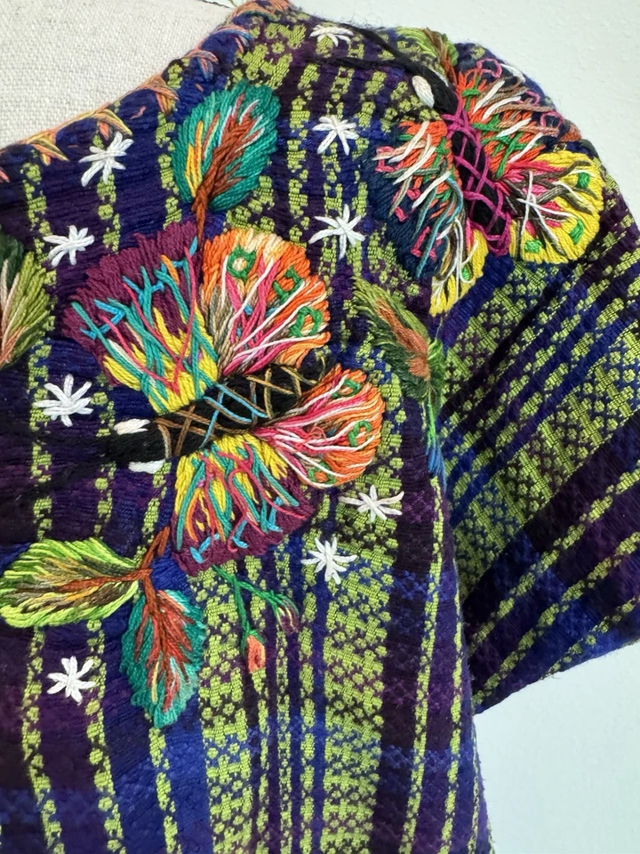 Nuevo con etiquetas Hecho a mano Huipil guatemalteco 100% algodón orgánico bordado floral y mariposa Foto 4 de 4