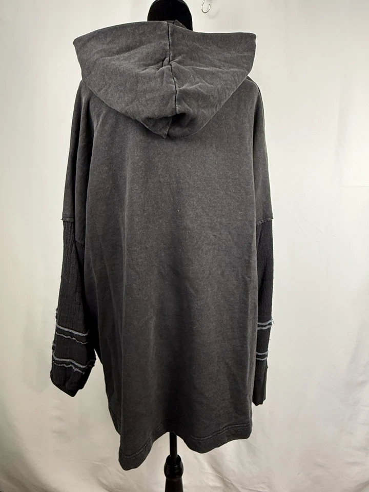 Sudadera para mujer pequeña de gran tamaño Free People negra recortada Foto 4 de 4