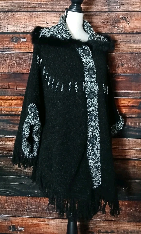 Poncho Suéter Ethyl M Negro Botón Frontal Grueso Tejido Flecos Piel Sintética Borde Capa Foto 4 de 4