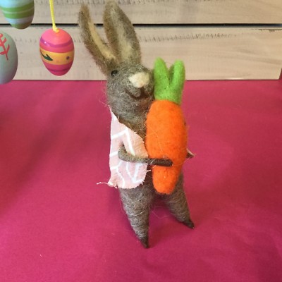 Filz Wolle Osterhase Figur Dekoration Hase Gisela Graham hält Karotte
