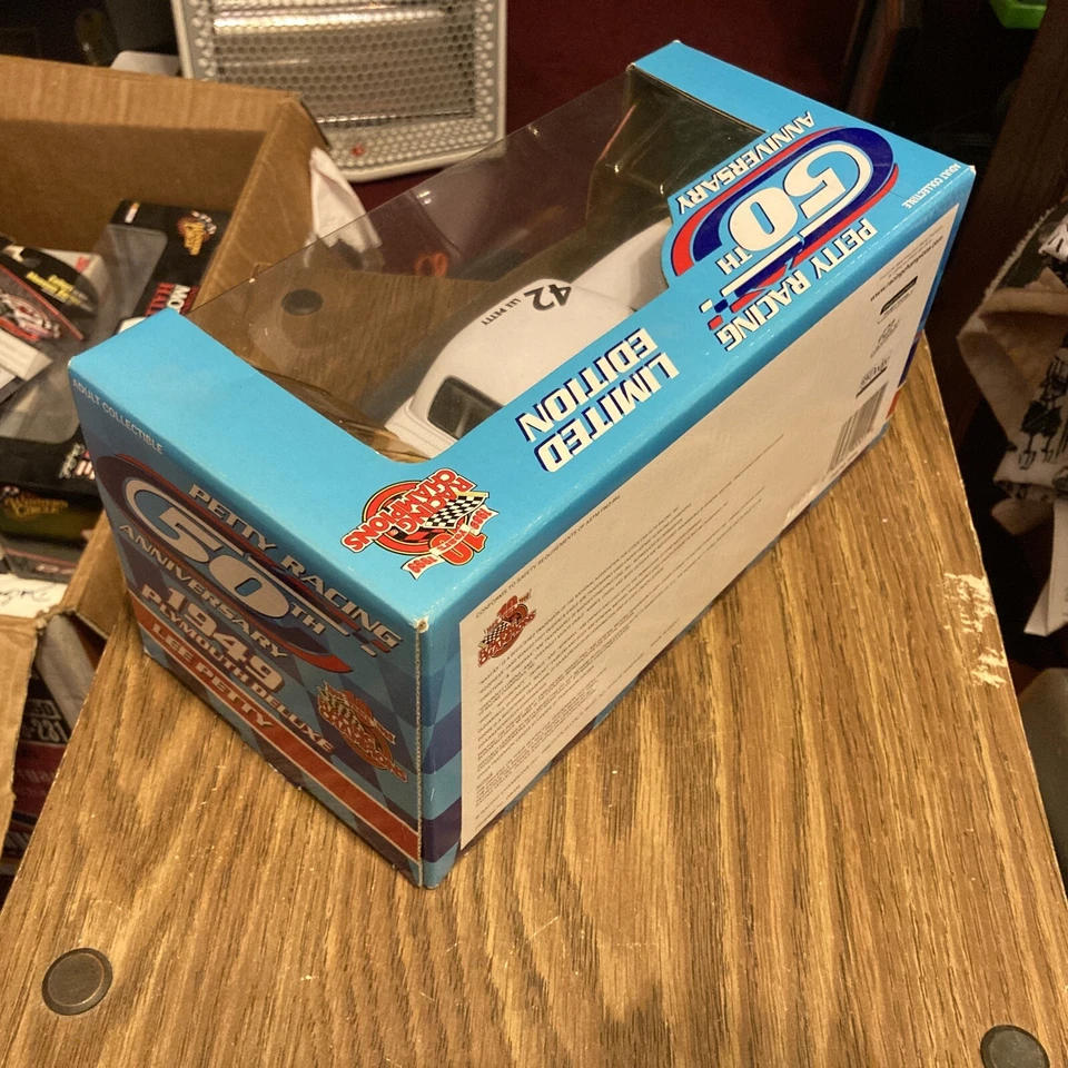 B10-85 LEE PETTY #42 GREENSBORO, NC / PETTY RACING 50 - 1949 PLYMOUTH DELUXE Foto 2 de 3