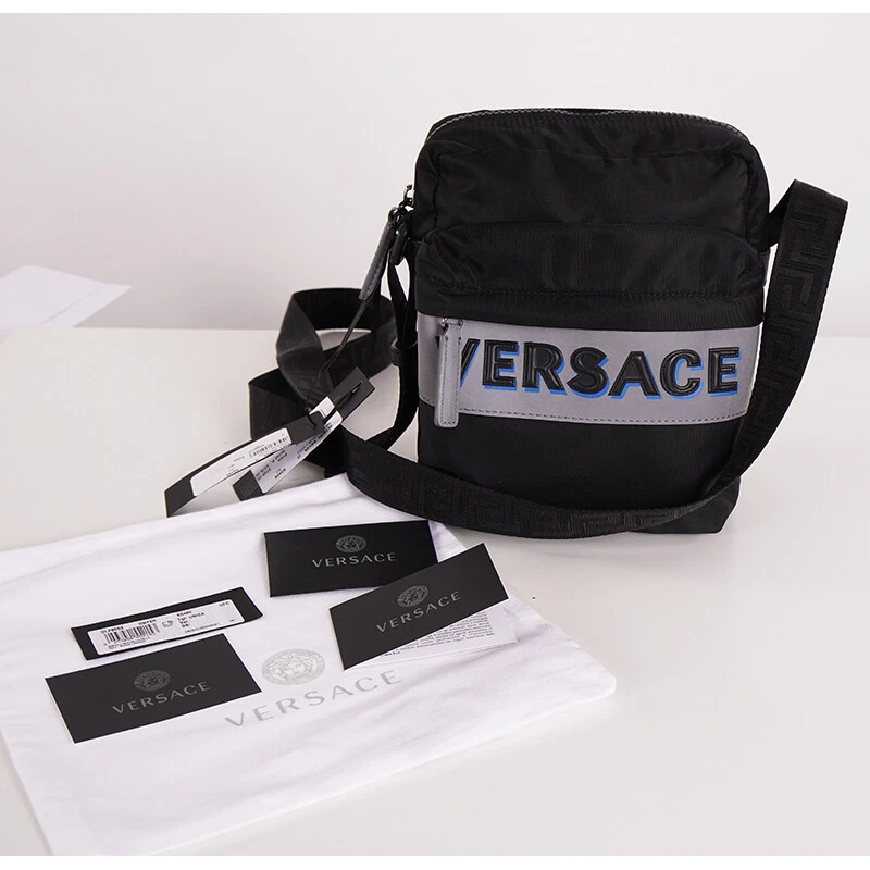 Новый $895 VERSACE мужчин черный нейлон серый тисненый логотип Greca через плечо спортивная сумка - Изображение 2 из 4