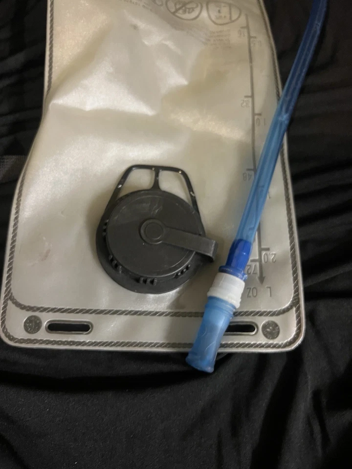 Mochila de caminhada de hidratação Coleman Max 2L - Imagem 2 de 4