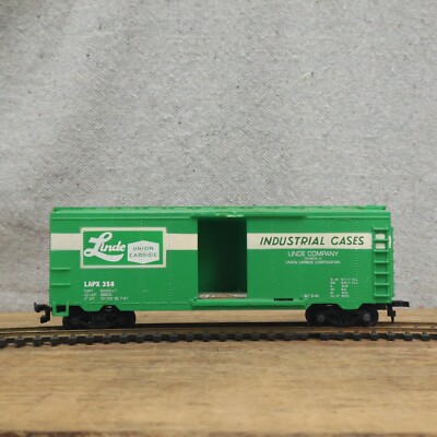 HO Scale Linde Industrial Cases LAPX 358 Box Car Freight Car Horn Coupler