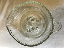 Vintage CLEAR Ribbed GLASS Citrus JUICER REAMER with Spout & Handle EUC