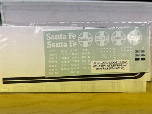 Calcomanías de modelos HO Overland - OMI #2394 para Santa Fe Tri Level Autorack AT&SF | Zustand: New