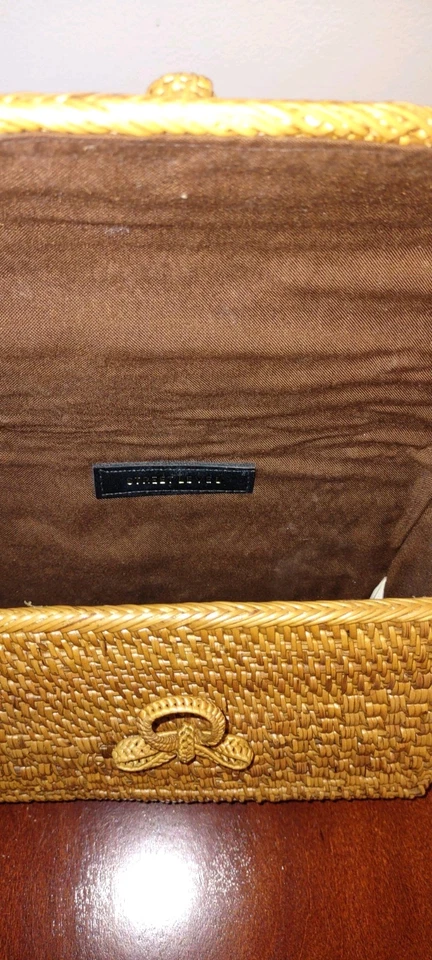 Cartera cruzada de mimbre de ratán a nivel de calle para dama con correa de cuero. Foto 4 de 4