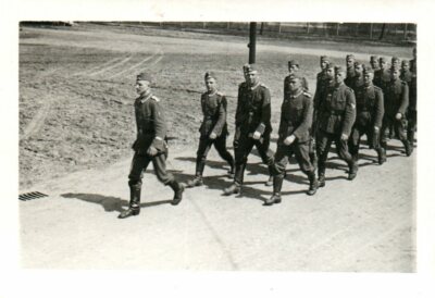 Foto, I.R.6.: Nchr.Zg. Jüterbog 1936: Beim Marschieren a./d. Tr.Üb.Pl. (MB)21312