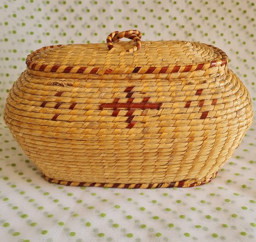 Vintage Wicker Lined Storage Basket With Lid. - Picture 5 of 14