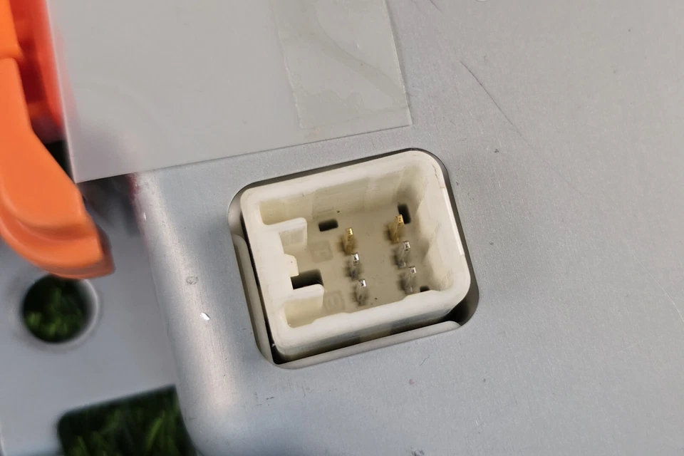 Sensor de voltaje de batería híbrido Toyota Prius C 2012-2017 89892-52011 con cable OEM Foto 3 de 4