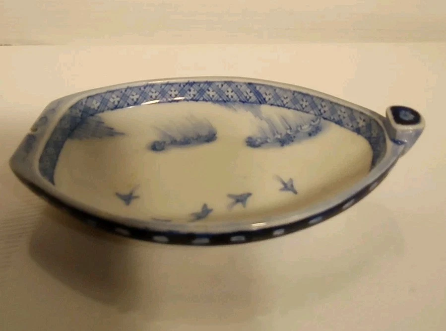 Antiguo cuenco oriental en forma de barco azul y blanco. Marca japonesa en la parte posterior Foto 3 de 4