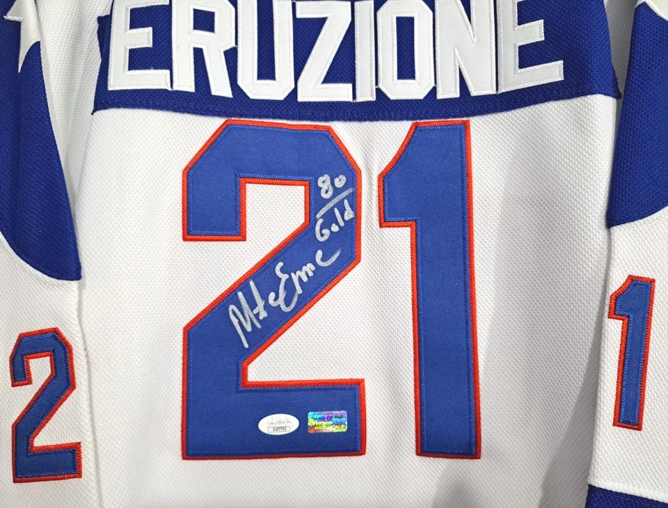 Camiseta deportiva firmada Mike Eruzione 1980 EE. UU. Hockey Milagro en Ice Captian "C" 🇺🇸 JSA Foto 3 de 4