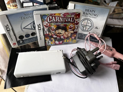 Nintendo Ds lite - plus charger and 3 games 