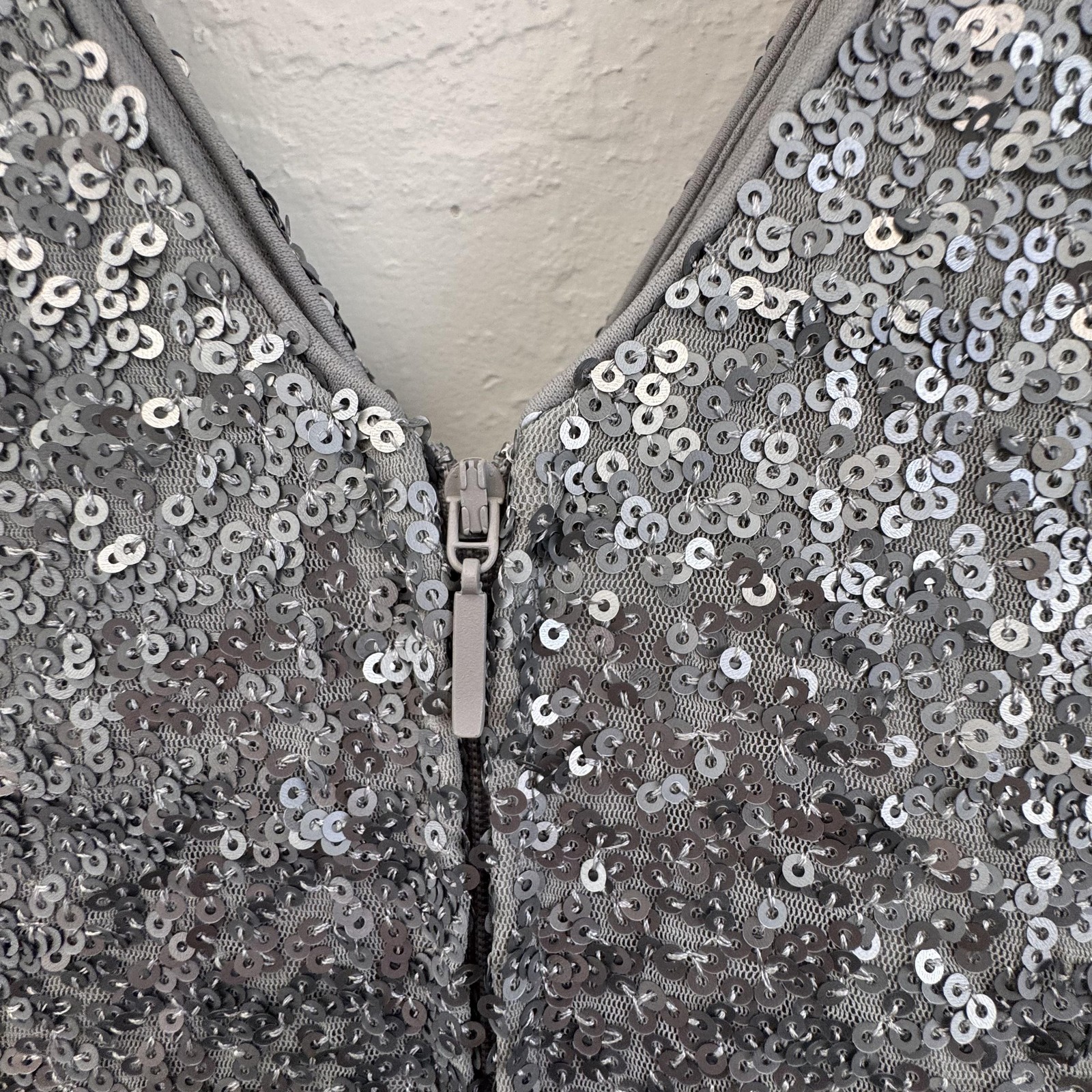 Belle Badgley Mischka Dress Womens 6 Silver Sequin V Neck Evening Maxi Gown