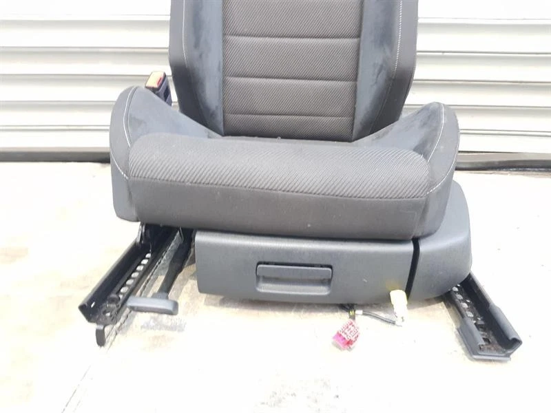 2017-2020 MK7.5 VOLKSWAGEN GOLF r FRONT SEAT LH PASSENGER SIDE 3 DOOR HATCHBACK - Image 2 of 4