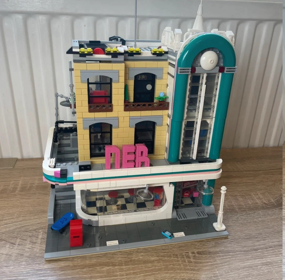 LEGO Modular Buildings 10260 Downtown Diner, photo 4 of 5
