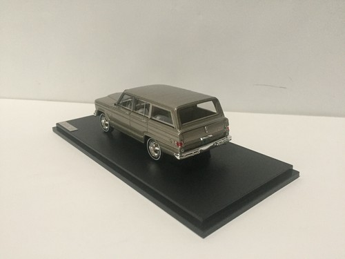 1/43 1962 Jeep Wangoneer green metallic GLM - Picture 8 of 9