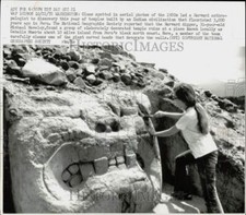 1972 Press Photo Anthropologist Uncovers Ruins at Caballo Muerto, Peru