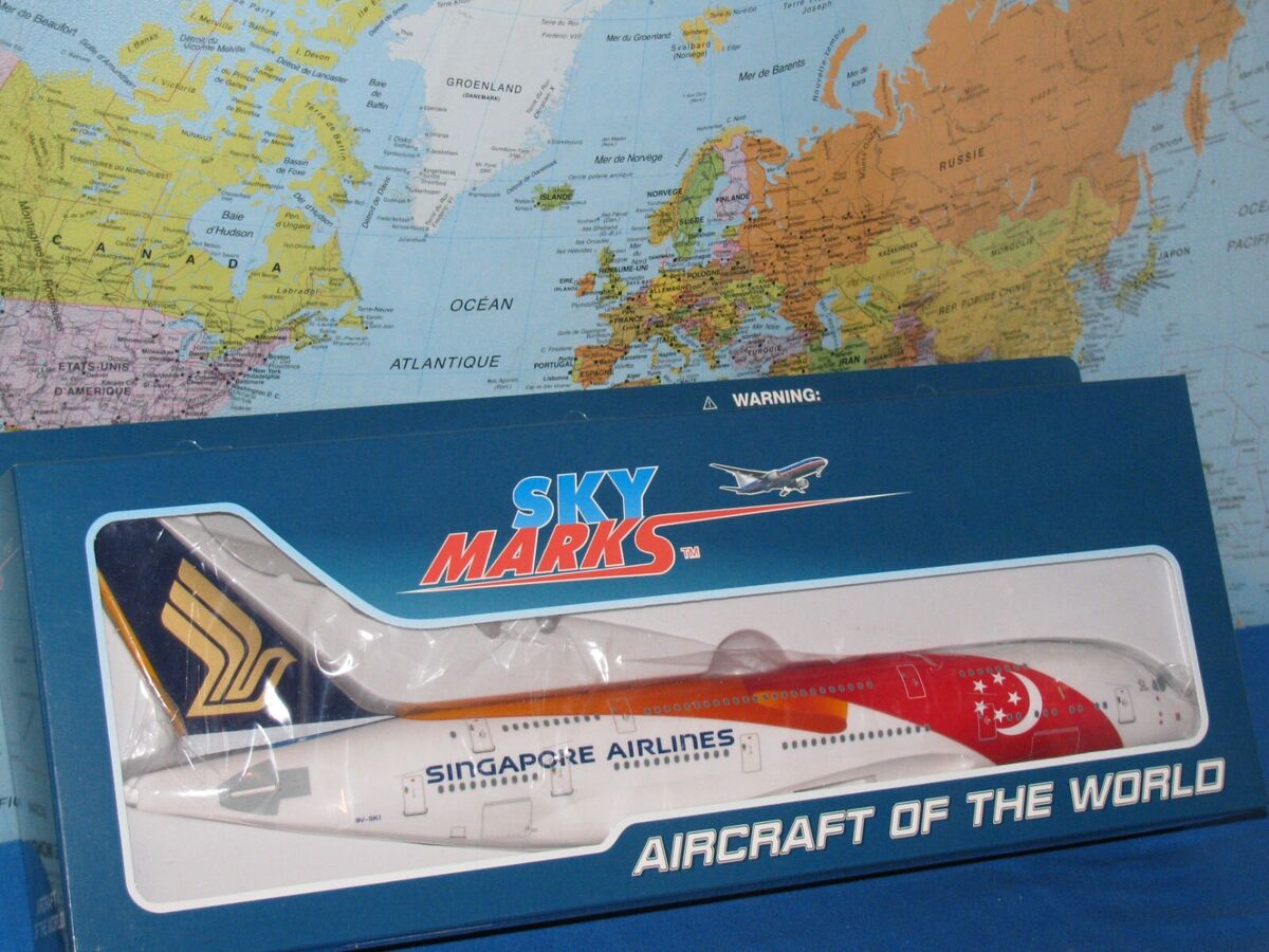 1/200 SKYMARKS SINGAPORE AIRLINES AIRBUS A380-800 W/GEAR 1/200 SKYMARKS SINGAPORE AIRLINES AIRBUS A380-800 W/GEAR
