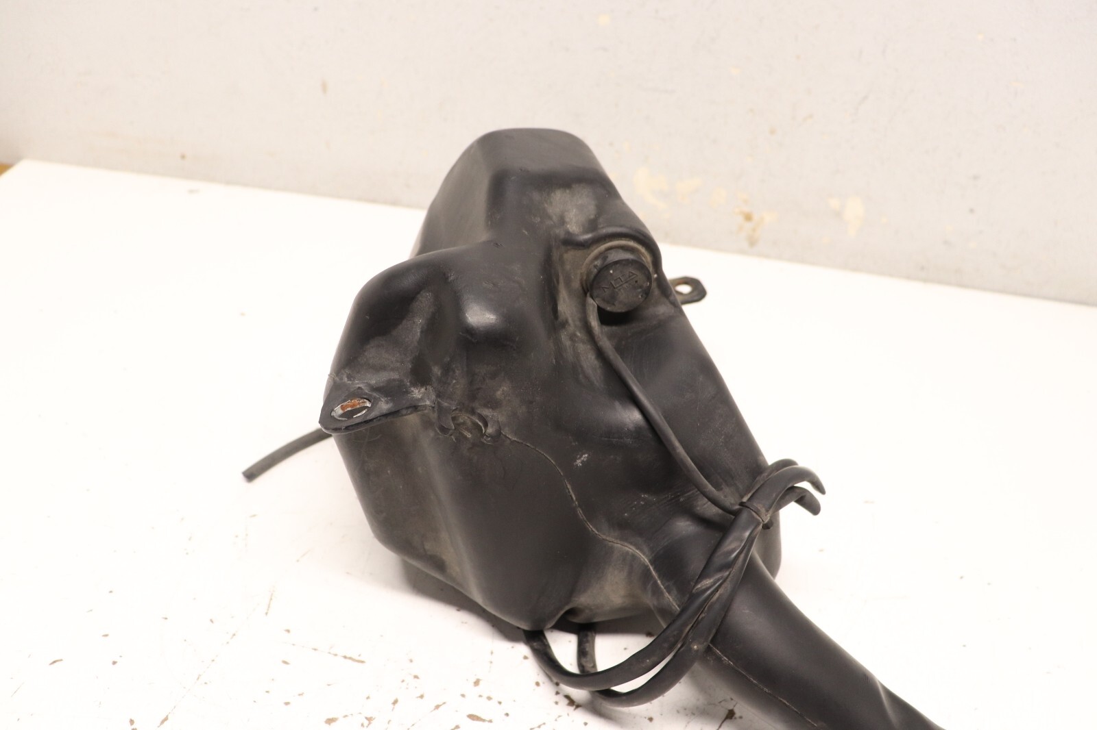 F20980 2004-2008 Maserati Quattroporte M139 Windshield Washer Reservoir Tank OEM