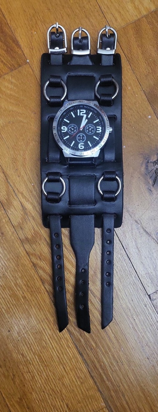 Stylish wrist watch for men and women – elegant timepiece-image