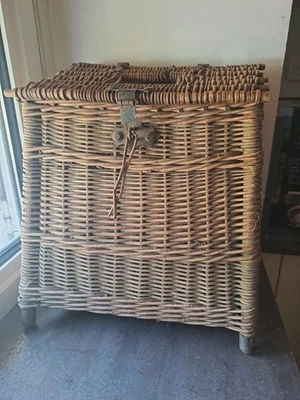 très ancienne bourriche panier de pêche en osier sur pieds - Photo 1/4