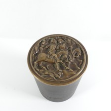 Bronze Dose mit Relief