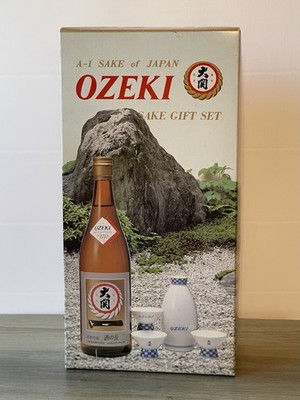 Ozeki Sake Geschenkset, 0,7l Sake, Servierflasche, drei Trinkgefäße, Japan