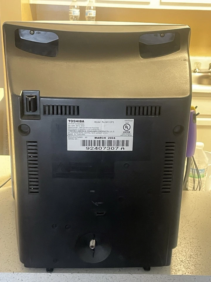 Vintage Toshiba MV13P3 13" CRT TV VCR Combo, VHS Player, No Remote, Retro Gaming - Image 3 of 4