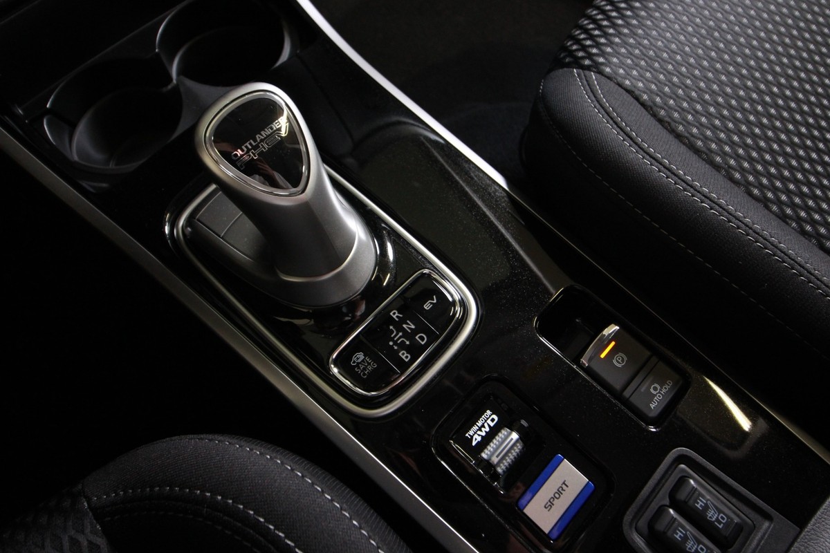 Mitsubishi Outlander 2,4 PHEV Inform+ CVT 4WD