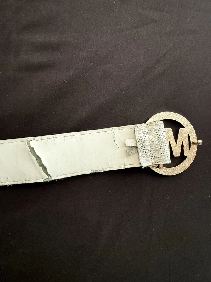 Cinturón para hombre Michael Kors con hebilla dorada logotipo MK blanco Foto 4 de 4